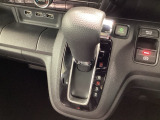 インパネシフトを採用しているので、前席の足元も広々としています。運転席と助手席の行き来もスムーズです!