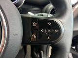 MINIの運転席操作部は、中央に構えるディスプレイが最大の特徴です。航空機を思わせるトグルスイッチなど、直感的で遊び心のあるメカニカルな操作感が、ゴーカートのような走りの高揚感を高めます。