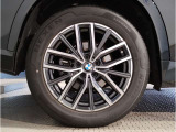 【BMWアロイホイル】軽量かつ強度に拘ったアロイホイル。走行性能ポテンシャルを引き出す設計。車の足元を引き締めてくれる大きなポイントはアロイホイルです。