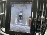 【360&deg;ビューカメラ】4台の高解像度カメラで360度の鳥瞰図を表示。隣の車や壁、死角にある障害物などを画面で確認できるため、狭いスペースでの駐車・出入りも安心です。