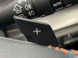 【パドルシフト】ハンドルから手を離さずに素早くシフトアップ&ダウンができるので、エンジンブレーキを使う下り坂や高速道路の合流で加速したい場面で役立ちます。