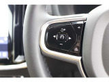 ステアリング左のスイッチは、設定された速度に自動調整しながら前方車両に追随できるアダプティブコントロールと車線の中央を走るようステアリングをコントロールするパイロットアシストのスイッチとなります。