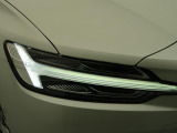 【LEDヘッドライト】明るく眩しいハイビームを先行車や対向車に照射しないオートハイビームを備えたLEDヘッドライト。北欧神話に登場するトールハンマーをモチーフにした、一目でボルボとわかるデザイン。
