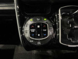 左右独立温度コントロールフルオートエアコンです。運転席、助手席それぞれで独立して温度設定ができます。