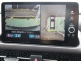 後退時に車両の後ろ側をモニター画面に表示します。車庫入れなどでバックする際に後方確認ができて便利です。車庫入れが苦手な人もこれで安心。