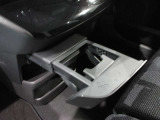 中央に助手席側ドリンクホルダー付いています。