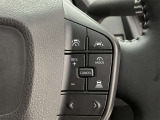 前方の車との車間を設定し、スピードを上げたり緩めたりを自動で行ってくれる追尾式の「レーダークルーズ」。上級装備の一つです!高級車にしかつかない嬉しい機能です。