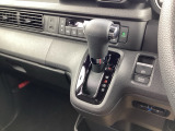 インパネシフトだから視線の移動も少なく足元もスッキリ♪運転席もゆったりしているのでゆとりを持ってドライブできますね!