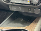 ワイヤレス充電が搭載されているのでお手持ちの携帯電話を置くだけで充電が可能です。