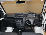 オシャレなインテリアで運転する気分も盛り上がりますよね^^