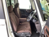 フロント広々、ベンチシートの運転席は、ハイトアジャスターが付いているので、快適にドライブができます。ハンドルはチルトステアリングで、ハンドル位置を上下に調節できます。