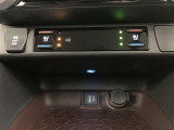 エアコンパネル下にディスプレイオーディオ接続用USB/HDMI端子がございます。