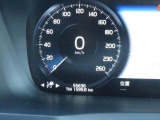 メーター中央にナビゲーションが表示されていており、運転中でも見やすい配置になっております。