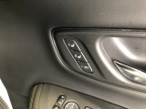 【ドライビングポジションシステム】運転席の高さ・前後スライド・リクライニングの設定を、2名分まで記憶・呼び出しが可能です!