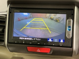 リバースギアに入れるだけで後方の表示へ切り替わります。夜間や雨の日の駐車も楽になりますよ。