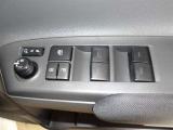 パワーウィンドウスイッチで運転席から全席の窓の開閉ができます。