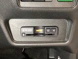ハンドルの右下にETC2.0がついています。高速道路の料金所の通過も楽々です!。 カードの取り出しもしやすい場所についています。