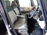 フロントシートはベンチシートです、運転席と助手席の移動が簡単です。真ん中にはアームレストも装備されています! また運転席シートの高さも調整できます。