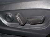 運転席は、パワーシ-トになっております♪レバーを操作するだけで簡単にシートポジションを変更できますよ♪ご来店の際に是非チェックしてみてくださいね♪ご来店おまちしておりますm(_ _)m