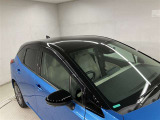 ツートーンカラーのルーフ部分を接写しました。異なる色調が生み出す陰影と奥行きが、車両全体にスポーティかつ洗練された印象を付与し、上質なデザイン性を静かに際立たせています。