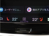 フロントシートには、シートヒーターに加えステアリングホイールヒーターも装備しています。シートヒーターはフロントだけでなくリアシートにも装備。4席で独立した調整が可能です。