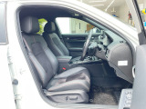 体を包み込む形のシートなので、長時間運転しても疲れません。
