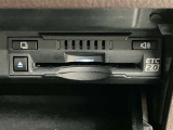 高速道路で便利な【ETC2.0】を装備しています。光ビーコン搭載で渋滞情報などナビゲーションと連動することで機能も充実いたします。他、観光施設に立ち寄るための高速料金割引サービス等もございます。