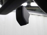 交通事故処理の迅速化等、運転中の「万が一」を記録してくれ、もしもの時も心強いドライブレコーダーを装備しています。