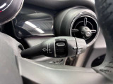 MINIの運転席操作部は、中央に構えるディスプレイが最大の特徴です。航空機を思わせるトグルスイッチなど、直感的で遊び心のあるメカニカルな操作感が、ゴーカートのような走りの高揚感を高めます。