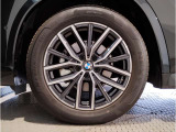 【BMWアロイホイル】軽量かつ強度に拘ったアロイホイル。走行性能ポテンシャルを引き出す設計。車の足元を引き締めてくれる大きなポイントはアロイホイルです。