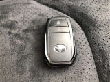 スマートキー付きです!カバンやポケットに入れて持っているだけで、ボタン一つでドアロックを開閉できます。スマートキーを持って、ブレーキを踏んでスィッチを回すだけでエンジンが始動します!!