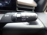 オートライト機能が装備されており暗い場所に入ると車両が検知しライトのON・OFFを自動的に切り替えてくれますので非常に便利な装備です♪