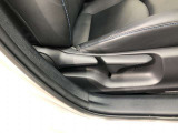 運転席シート座面は上下アジャスター付きです。お好みの位置に調整可能です。