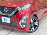 【LEDヘッドライト】悪天候や夜間走行時も良好な視界を確保し安心して運転できる高輝度LEDヘッドライトを装備!点灯速度が早く、消費電力も抑えられています。
