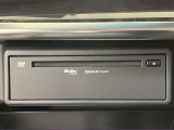 オプションのDVD&CDデッキはグローブボックスの中です。