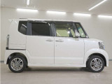リアには左右スライドドアを採用。狭い駐車場でも開閉しやすく、強風の日でもドアが煽られにくくなっております。小さなお子さまやご年配の方も安心して乗り降りできます。