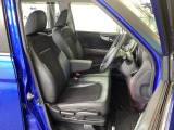 フロント広々、ベンチシートの運転席は、ハイトアジャスターが付いているので、快適にドライブができます。ハンドルはチルトステアリングで、ハンドル位置を上下に調節できます。