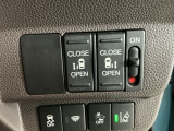 【両側パワースライドドア】両側がパワースライドドアになっており、運転席のスイッチやスマートキーでも開閉が可能です!開口部も広いので乗り降りも楽々♪