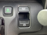 スマートな電子制御式パーキングブレーキに加え、渋滞時などでブレーキペダルから足を離しても停車を維持するオートブレーキホールド機能により、運転がより快適になります。