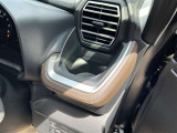 運転席・助手席の同じ位置にドリンクホルダーが付いています!取り出しやすい位置なのでとても便利です♪