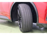 タイヤサイズはハイスペックな 235/45R21。グロスブラック塗装が精悍で上質感のあるデザインの純正アルミホイールを装着しています。スポーティな黒が足元を引き締めています。