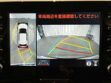【パノラミックビューモニター】専用のカメラにより、上から見下ろしたような視点で360度車の周囲を確認することができます。