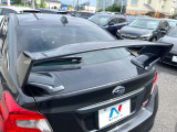 【大型リヤスポイラー】スポーツカーらしさがグッと引き立つ大型リヤスポイラーを装着♪高速走行時のスタビリティ(走行安定性)向上に役立ちます。