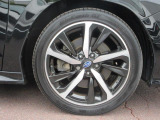 右前 18インチアルミホイール タイヤサイズは、225/45R18です。「*ホイールロックナットは展示用です」