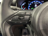 ステアリングスイッチ付きで、運転中に視線を前に向けたまま操作できます。