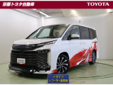 スクエア型の大きく開いたグリルが独創的なフロントマスク。ガラスが大きく迫力あるリヤスタイルの【ヴォクシーHV】。ブラックが際立つGRパーツをフル装着しています。 この車は車検整備付。もと当社試乗車です