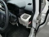 運転席にもドリンクホルダー完備!スマホや小物などもサッと置いておけます♪