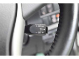 設定した速度内で、前方車両との距離を保ちながら加減速をしてくれます。高速道路での長距離移動が楽になりますよ♪