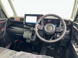 運転席まわりです。 各操作スイッチは使いやすい位置に配置されてます。