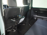 後席には折り畳み式のテーブルがあります。車内での軽食のときに便利ですね。